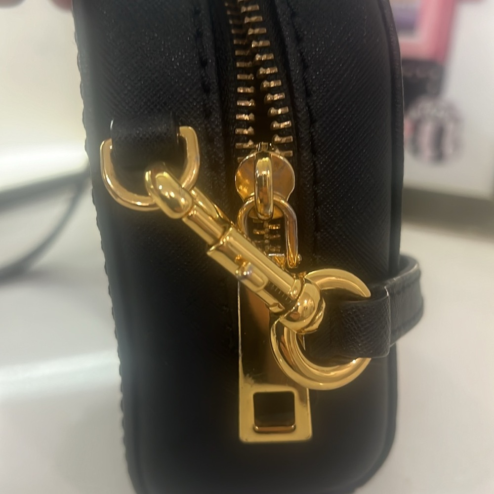 Marc Jacob’s EUC leather playback crossbody bag.  Travel purse removable strap. - Picture 13 of 13